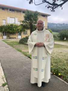 Prêtre portant une étole pradosienne